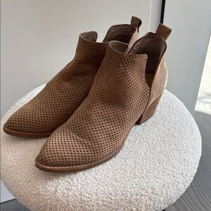 Dolce Vita Sonya Perforate Taupe Suede Ankle Bootie 7 GUC